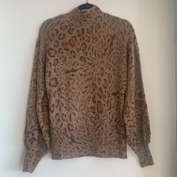 NWOT White House Black Market Lightweight Sweater in Animal Print! - Picture 4 of 7